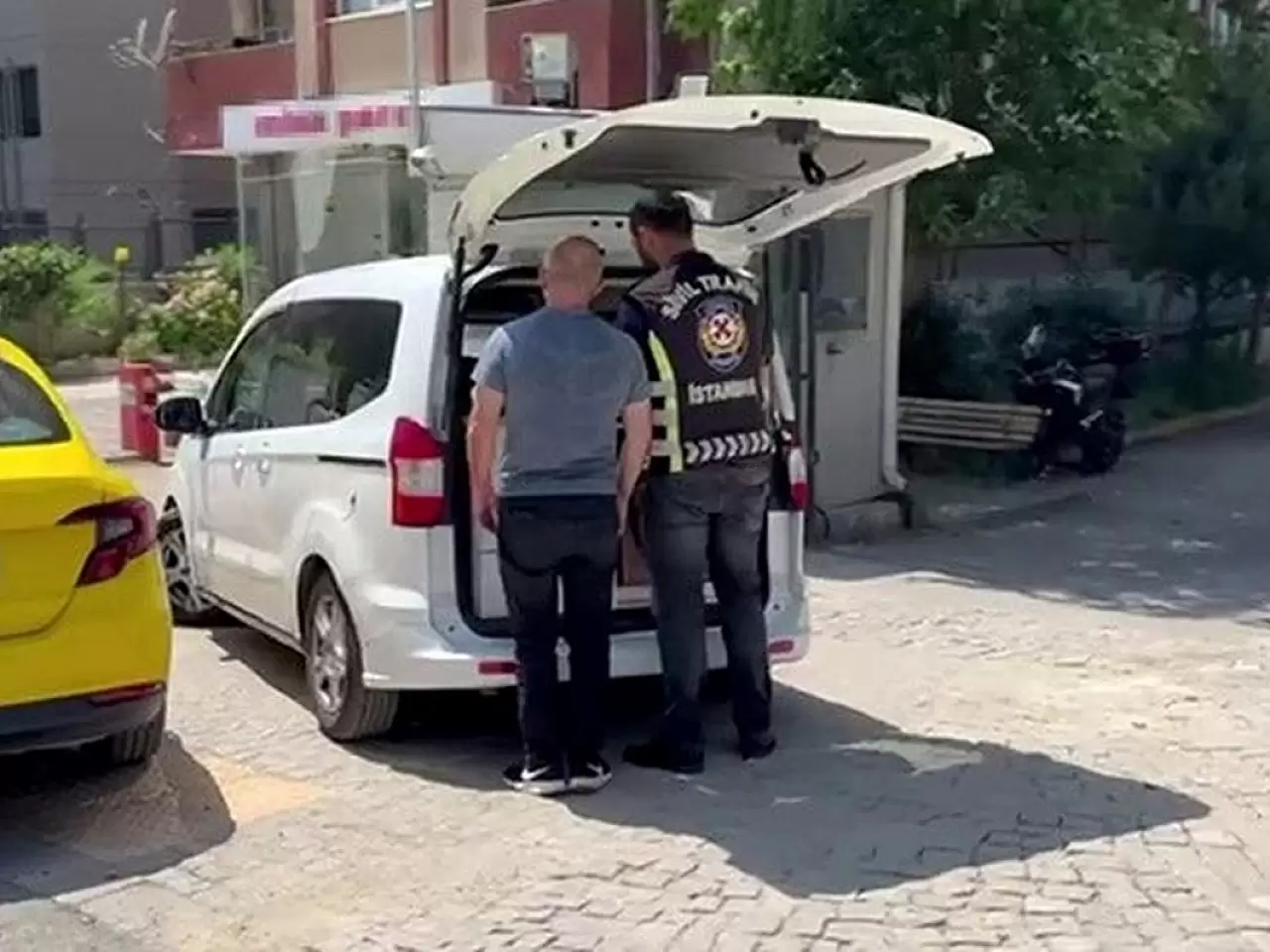 Ataşehir'de Yolcuları Taciz Eden Taksici Polis Tarafından Yakalandı