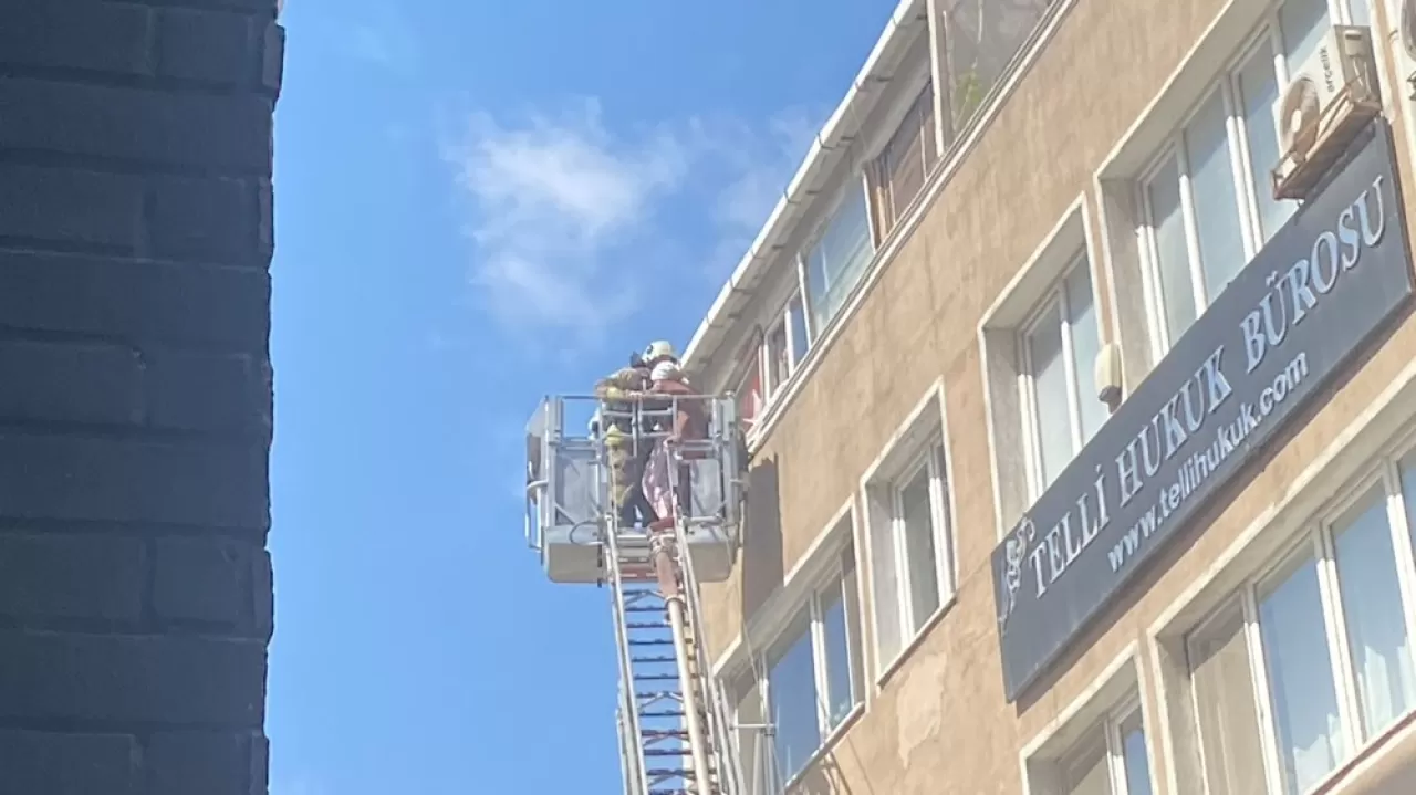 İstanbul'da 5 Katlı Bir Binada Çıkan Yangın Paniğe Neden Oldu