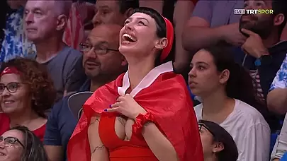 TRT SPOR Yetkililerinden Gelen Son Dakika Açıklaması: ABD - Türkiye Voleybol Maçında Kadın Taraftarın Coşkusu Olay Oldu!